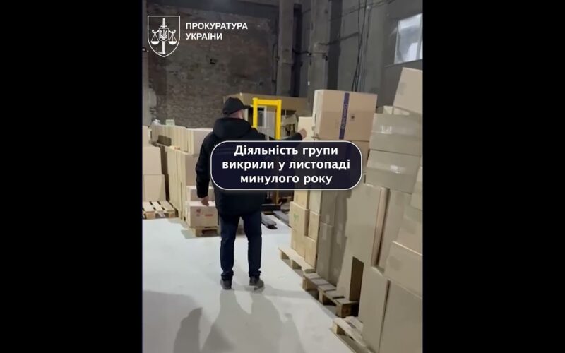 Чверть мільйона пачок цигарок і 6 тис  л отрути! Підозрюються 11 осіб