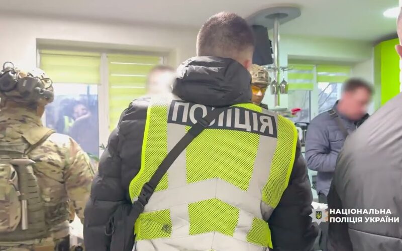 Поліцейські Києва затримали учасників угруповання, які вимагали “криптоборги” з українців