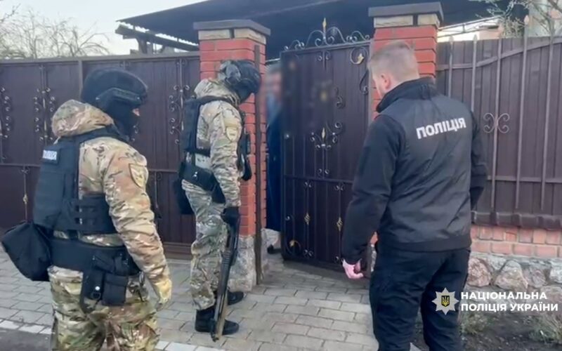 Нацполіція викрила організовану групу, яка роками привласнювала квартири померлих та одиноких людей