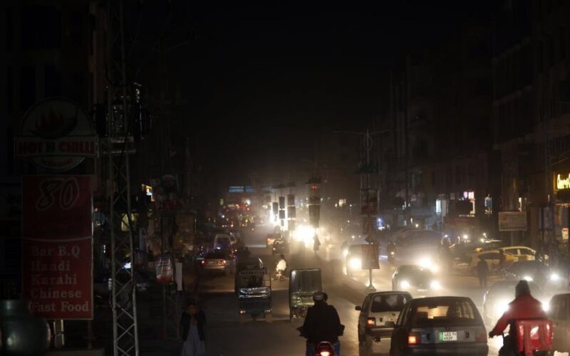 Блокада Ормуза: у Пакистані щодня відключатимуть світло