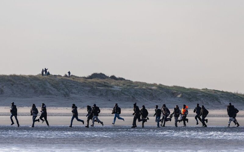Британія та Франція уклали нову угоду про стримування потоків нелегалів