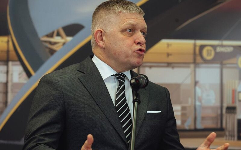 Фіцо просить Польщу пропустити його літак в Росію