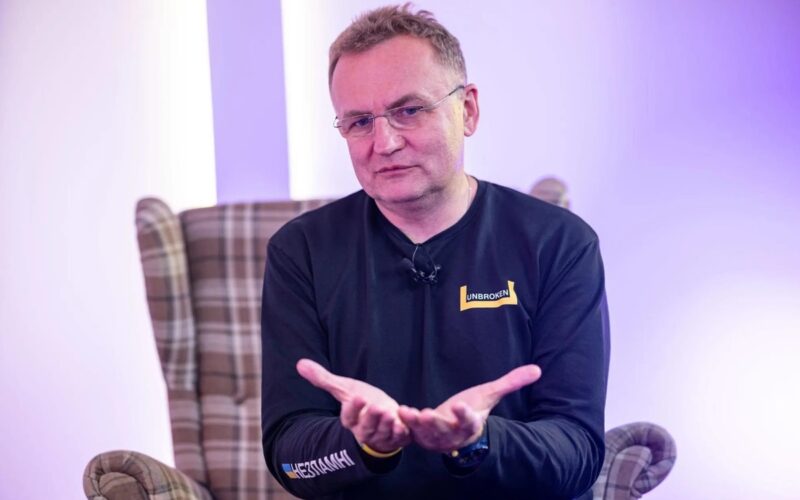 Мер Львова показав зізнався, що носить одні кросівки вже три роки