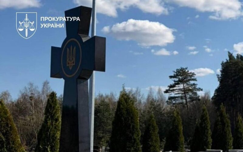 На Київщині викрили схему заробітку на могильних хрестах для військових
