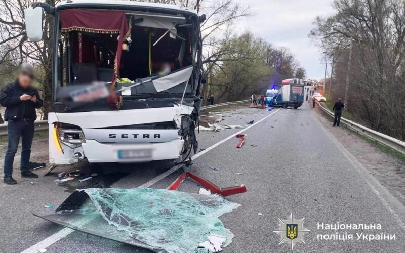 На Вінниччині вантажівка протаранила автобус з пасажирами