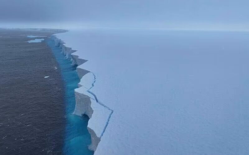 Найбільший у світі айсберг майже повністю розпався