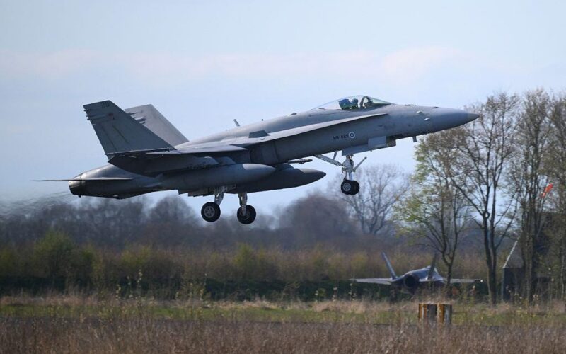 У Фінляндії покарають курсантів ВПС за фігури пенісів у небі