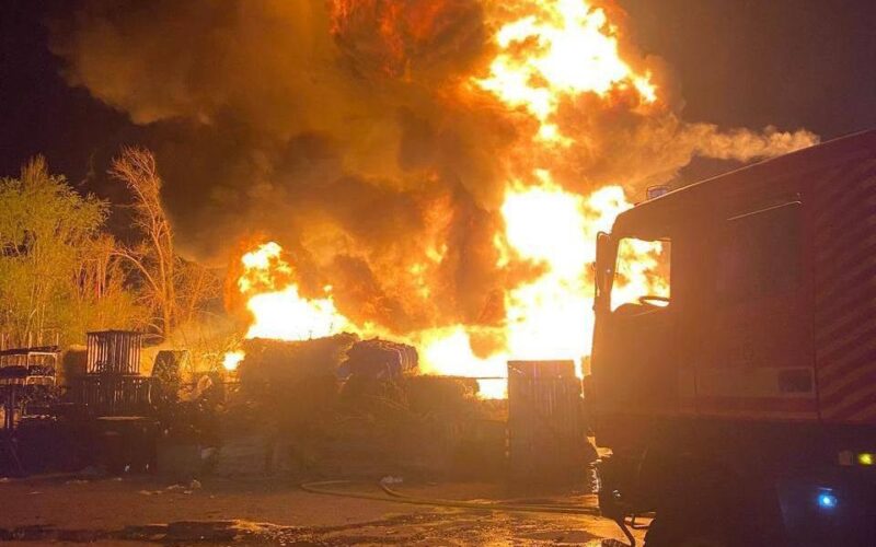 У Києві російський дрон врізався в багатоповерхівку