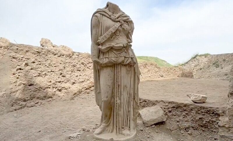 У Туреччині знайшли унікальну двометрову статую Афіни