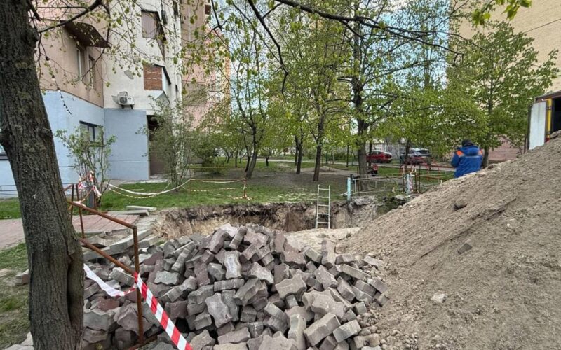 В Києві жінка впала в неогороджену яму з водою
