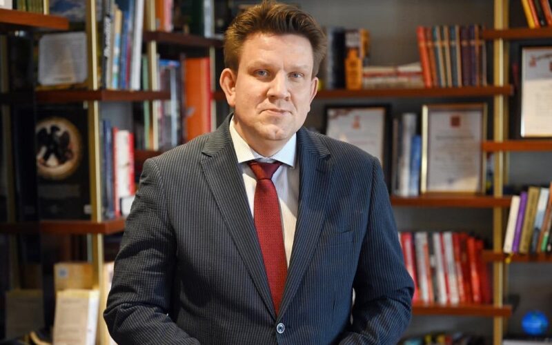 В РФ гендиректора найбільшого видавництва затримали за “ЛГБТ-літературу”