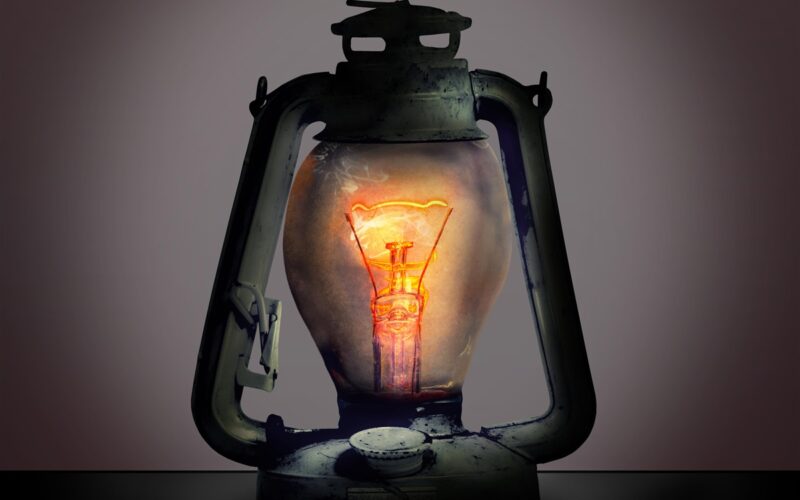 Вчені пояснили, чому люди бояться темряви