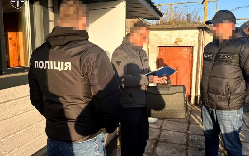 Зловживання при закупівлях деревини для ЗСУ: проведено обшуки у 11 регіонах